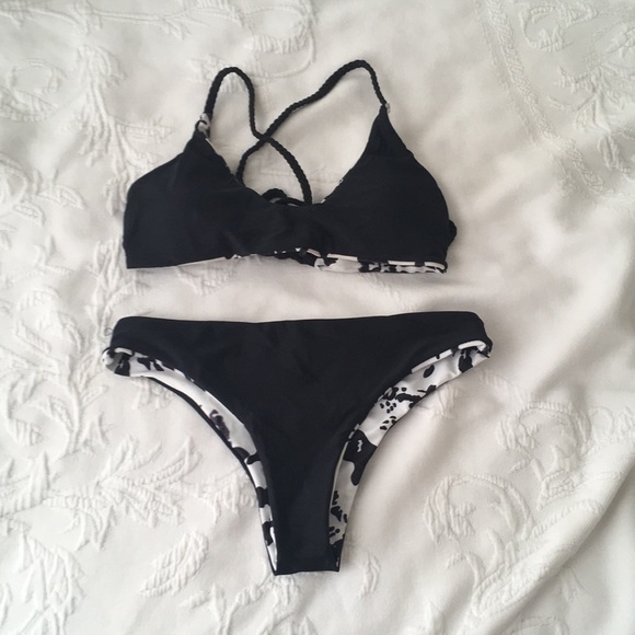 Reversible black and white bikini - Picture 2 of 8